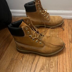 Timberland- Womens premium 6 inch waterproof boots- size 6 ( run big)